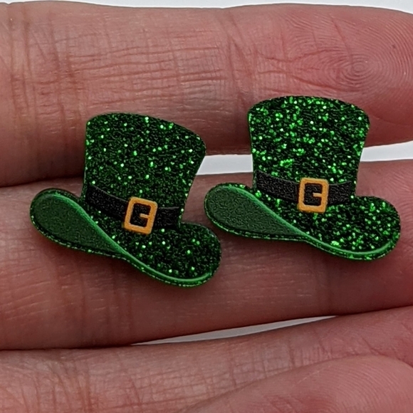 Leprechaun St. Patrick's Day green glitter acrylic stud earrings - Picture 7 of 8